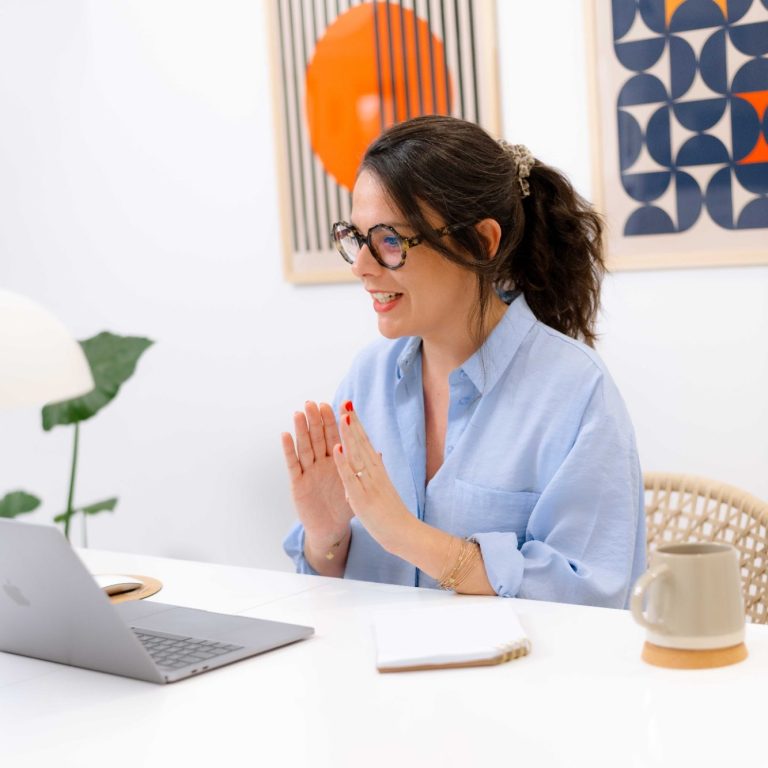 Caroline de Le Petit Plus, votre bras droit en gestion administrative et communication à Toulouse.
